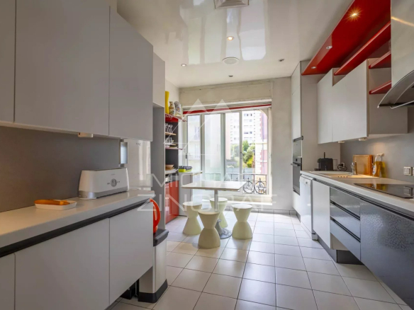 Cuisine moderne d'un appartement à Biarritz, avec vue sur l'extérieur.