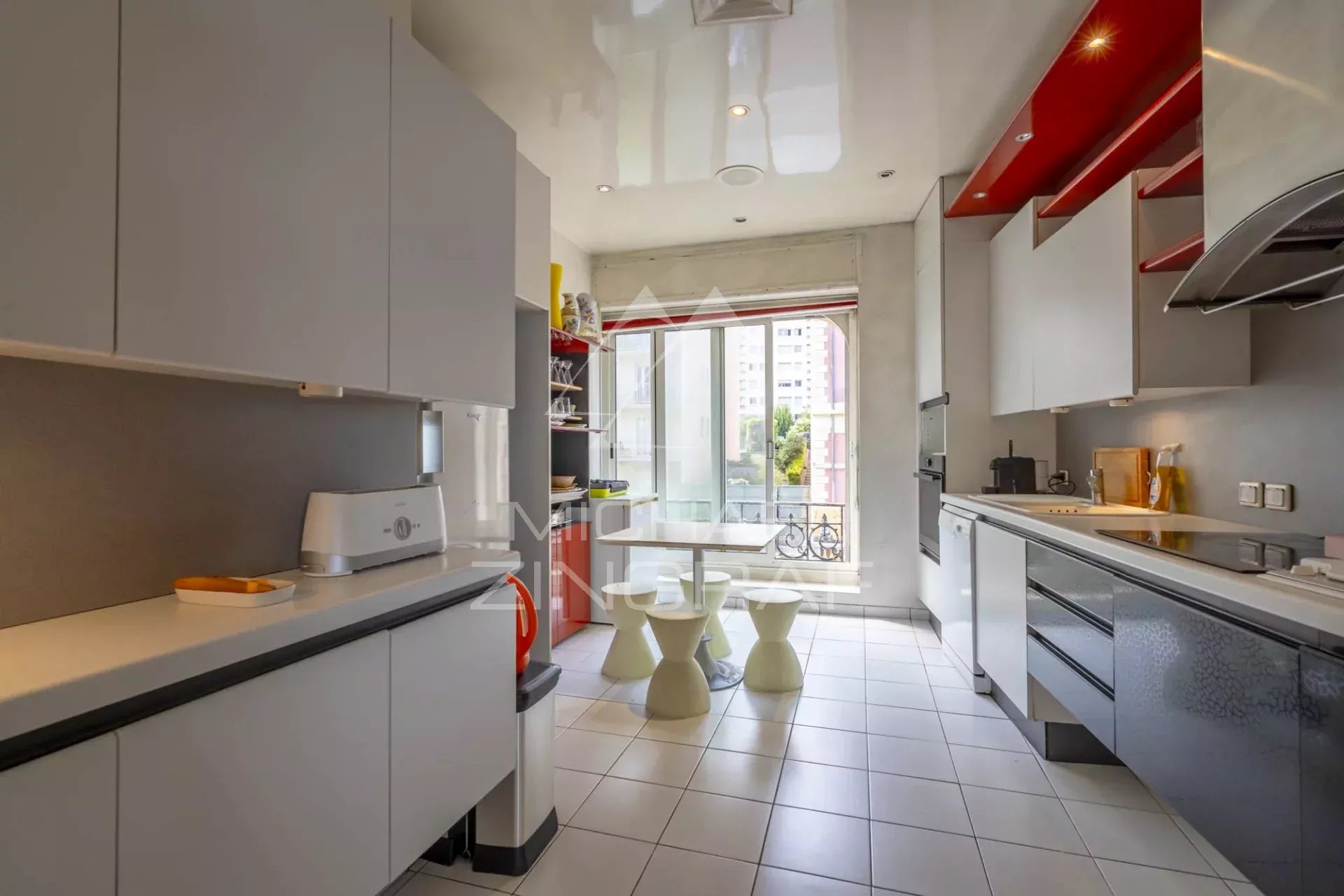 Cuisine d’un appartement à Biarritz Cuisine moderne d'un appartement à Biarritz, avec vue sur l'extérieur.