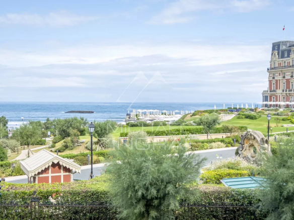 Vue sur l'océan et l'hôtel du Palais à Biarritz depuis un appartement.