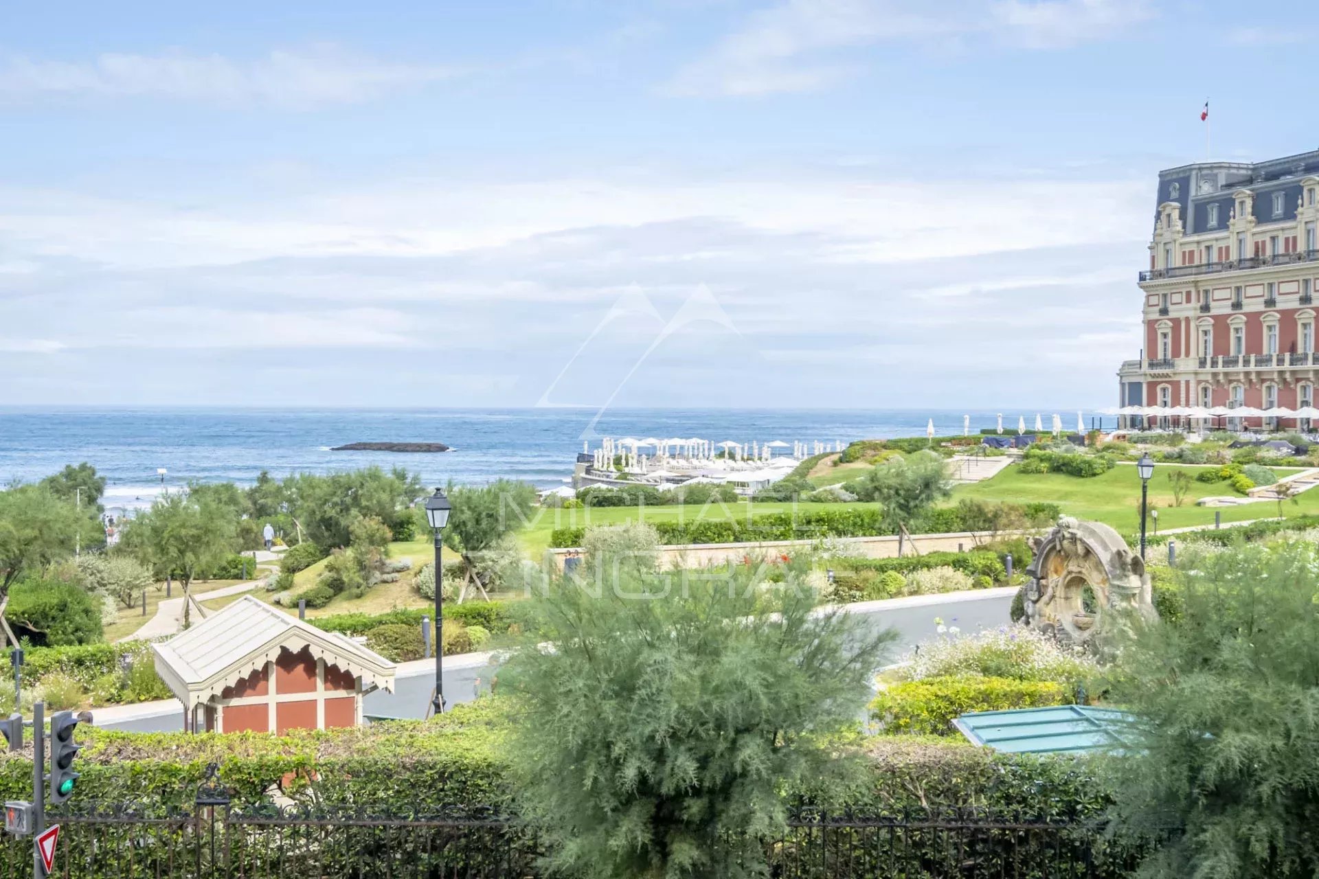 Appartement avec vue sur l’océan à Biarritz Vue sur l'océan et l'hôtel du Palais à Biarritz depuis un appartement.