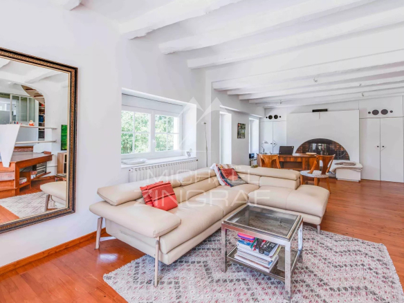 Intérieur lumineux d'une propriété équestre avec salon et salle à manger, décor moderne.
