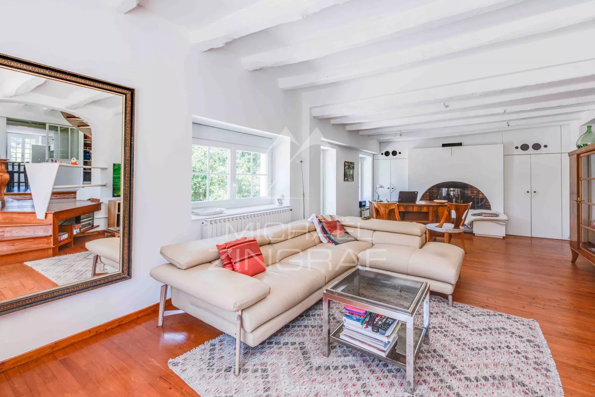 Intérieur d’une propriété équestre au Pays Basque Intérieur lumineux d'une propriété équestre avec salon et salle à manger, décor moderne.