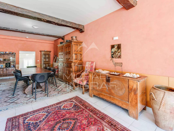 Intérieur d'une ancienne ferme du XVIIᵉ siècle avec décoration chaleureuse et mobilier en bois.