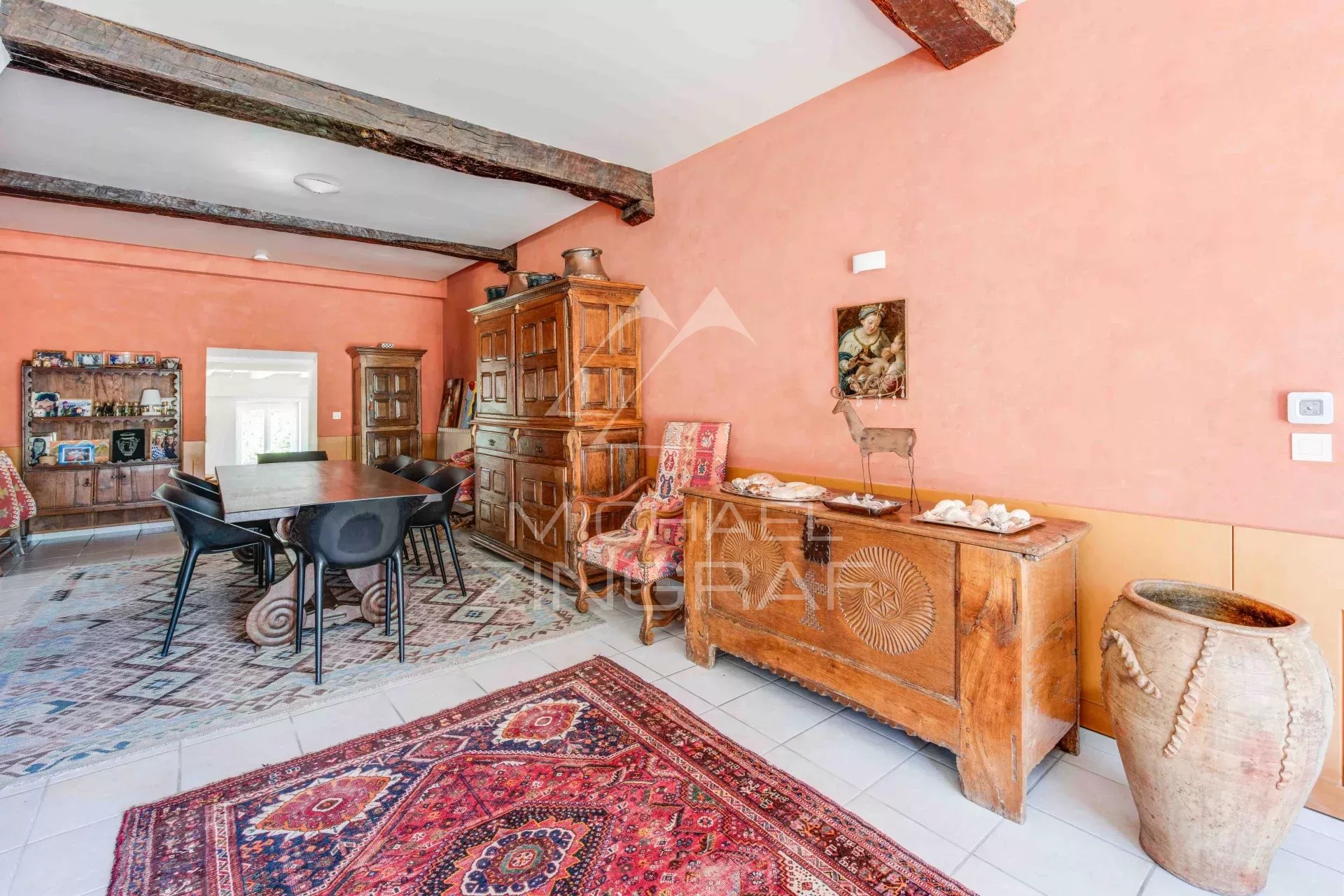 Intérieur de propriété équestre au Pays Basque Intérieur d'une ancienne ferme du XVIIᵉ siècle avec décoration chaleureuse et mobilier en bois.