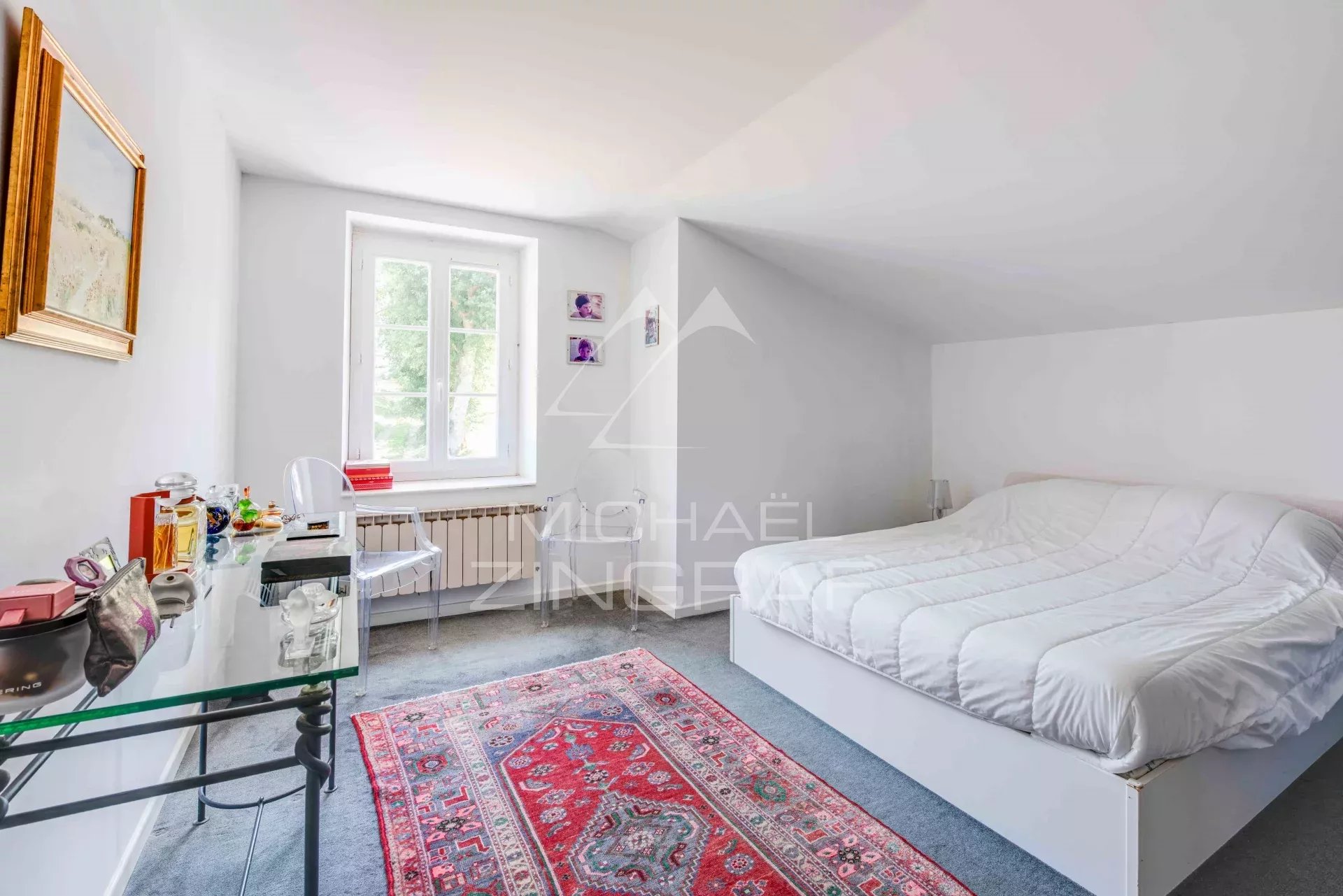 Chambre d’une propriété équestre au Pays Basque Chambre spacieuse avec lit double et tapis, lumière naturelle à Bayonne.