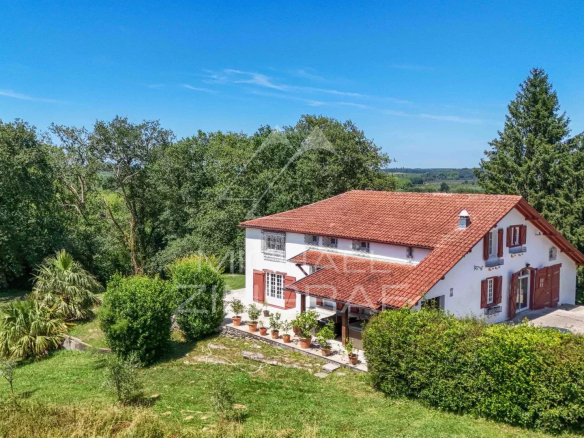 Ancienne ferme du XVIIe siècle entourée de nature au Pays Basque, avec jardin et arbres.