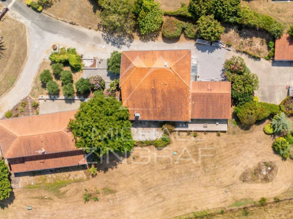 Vue aérienne de deux maisons de caractère sur un terrain de plus de 5000 m² à Luxe-Sumberraute.