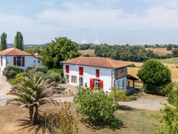 Deux maisons de caractère sur un terrain de plus de 5 000 m² à Luxe-Sumberraute.
