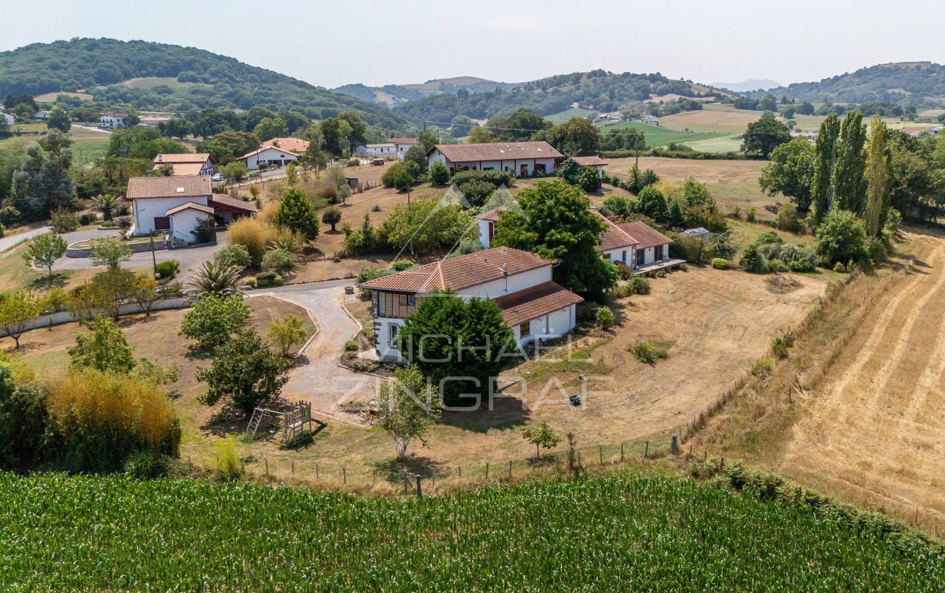 Propriété avec deux maisons à Luxe-Sumberraute Vue aérienne de deux maisons de caractère sur un terrain de plus de 5 000 m² à Luxe-Sumberraute.