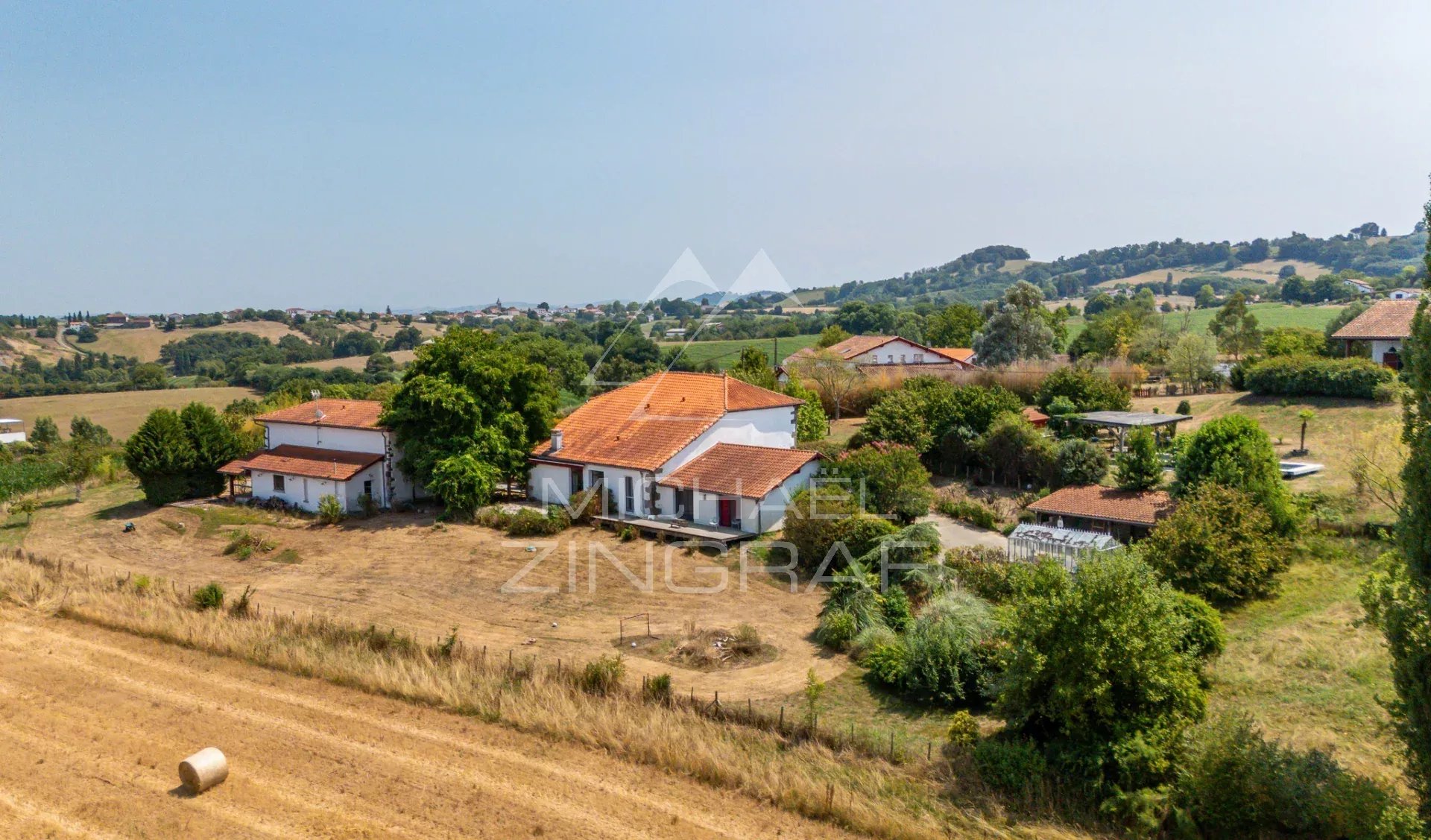 Propriété avec deux maisons à Luxe-Sumberraute Deux maisons de caractère sur un terrain de plus de 5 000 m² à Luxe-Sumberraute.