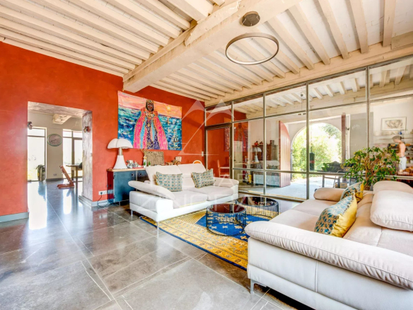 Intérieur d'une maison avec salon élégant, cheminée et décoration colorée.