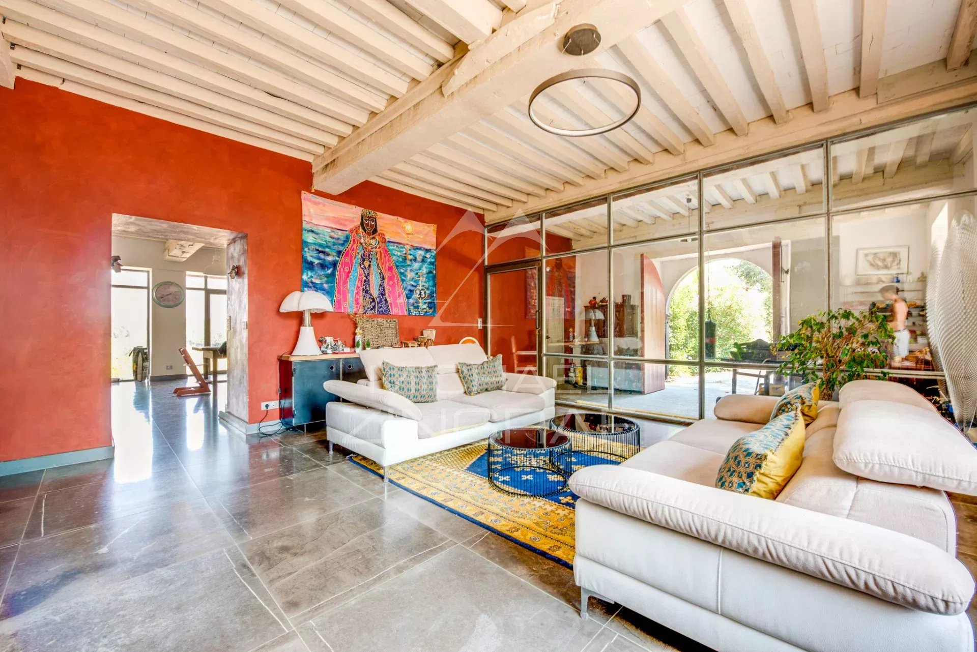 Intérieur d’une maison de caractère Intérieur d'une maison avec salon élégant, cheminée et décoration colorée.