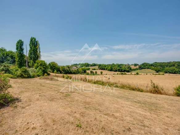 Vue dégagée sur un terrain de plus de 5 000 m² avec des arbres et des champs à Luxe-Sumberraute.