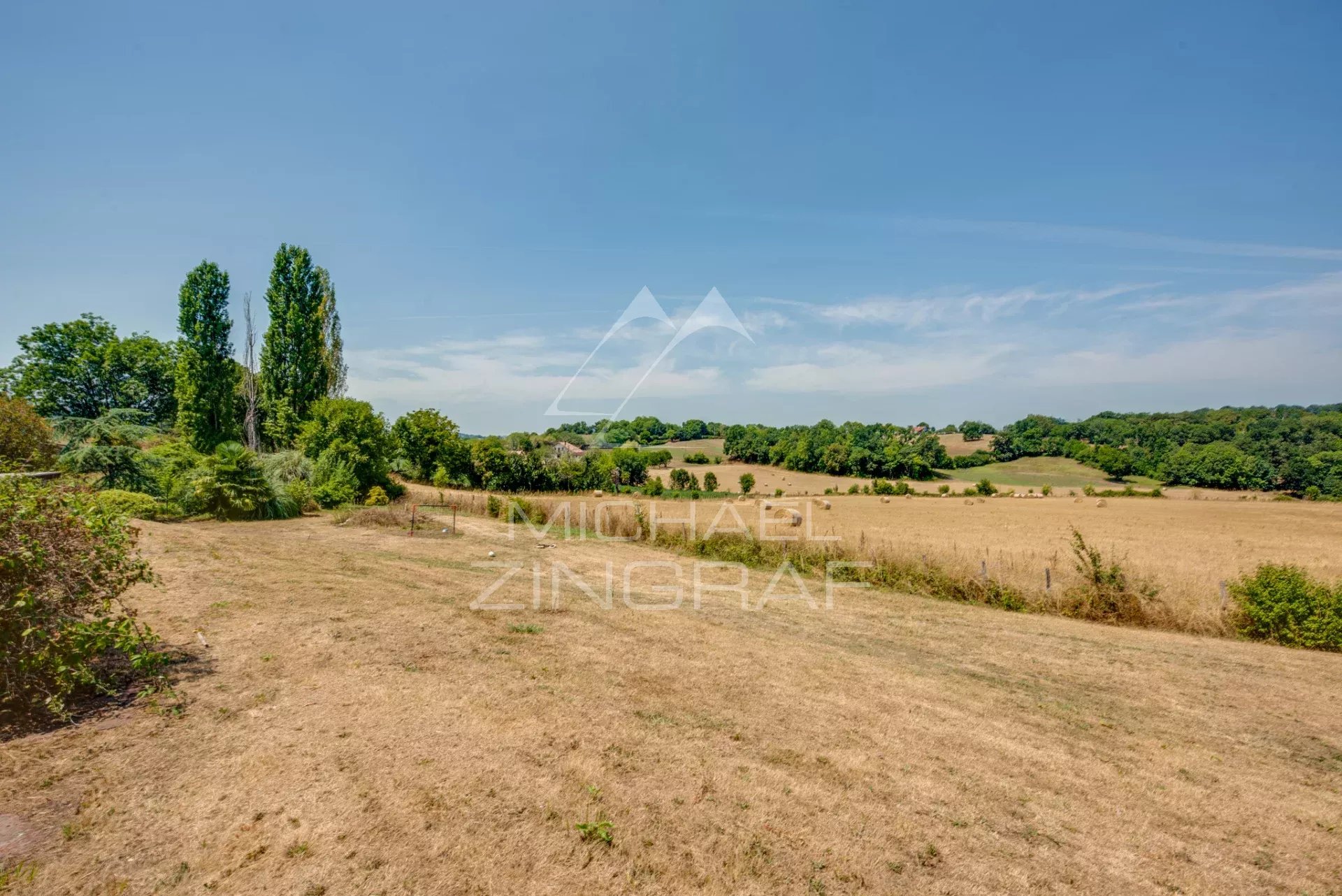 Terrain à Luxe-Sumberraute Vue dégagée sur un terrain de plus de 5 000 m² avec des arbres et des champs à Luxe-Sumberraute.