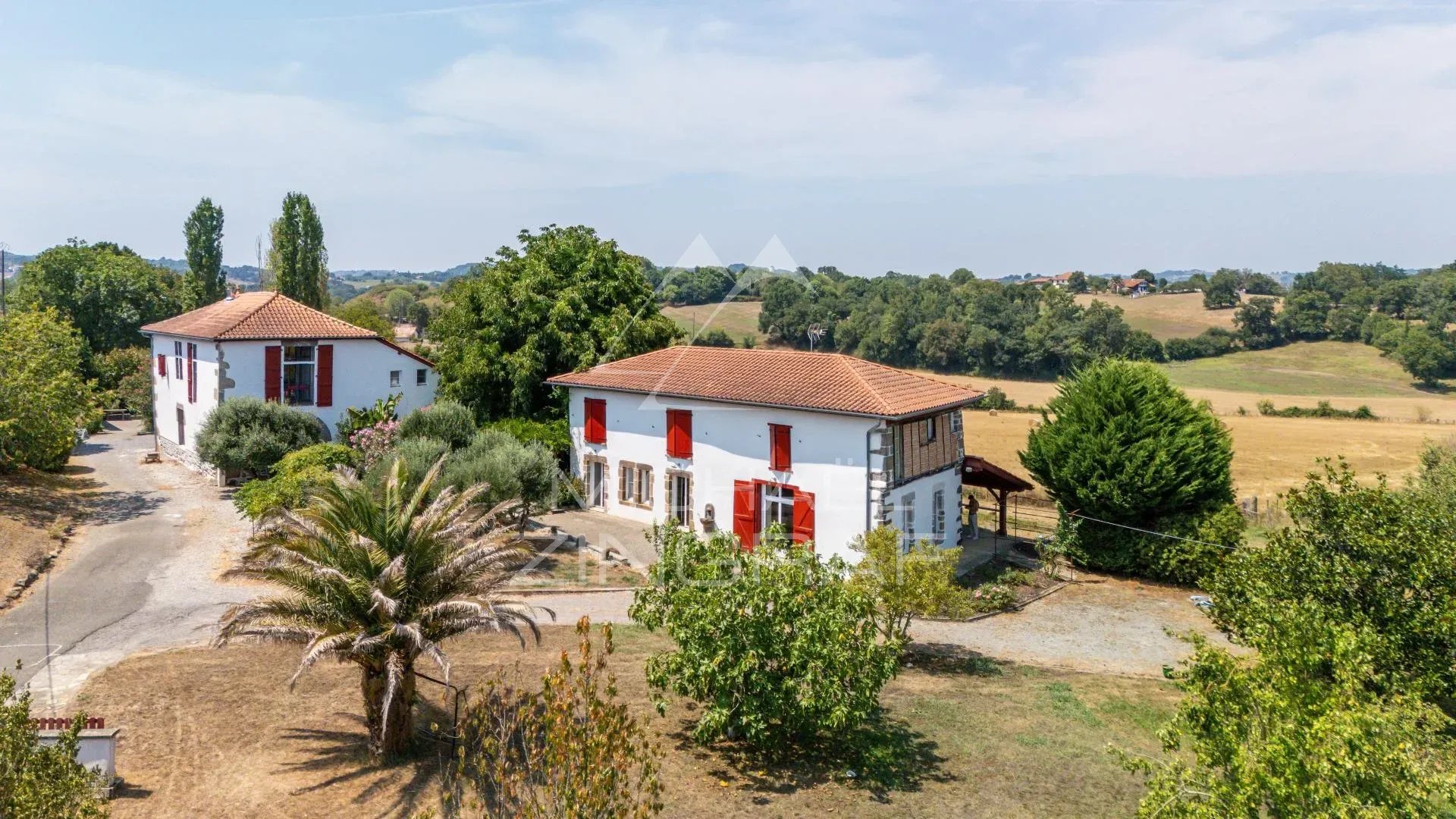 Propriété de caractère à Luxe-Sumberraute Deux maisons de caractère avec jardin dans un environnement préservé du Pays Basque.