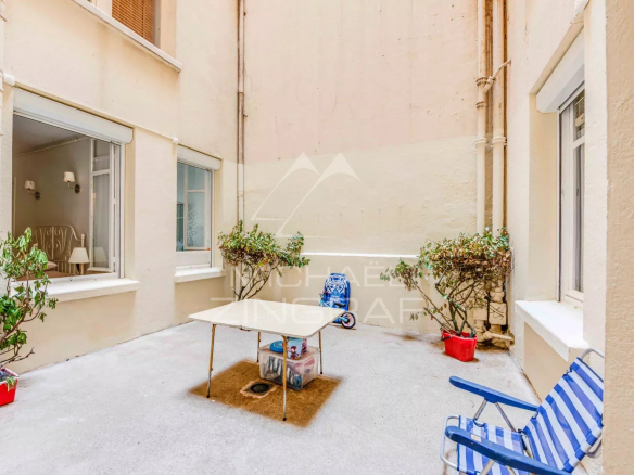 Patio d'un appartement de 105 m2 à Biarritz, avec chaises et plantes.