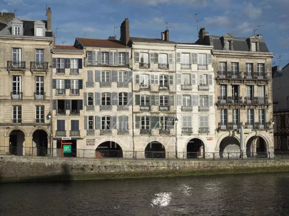 Immeuble de rapport avec murs commerciaux au centre de Bayonne, près de la Nive.