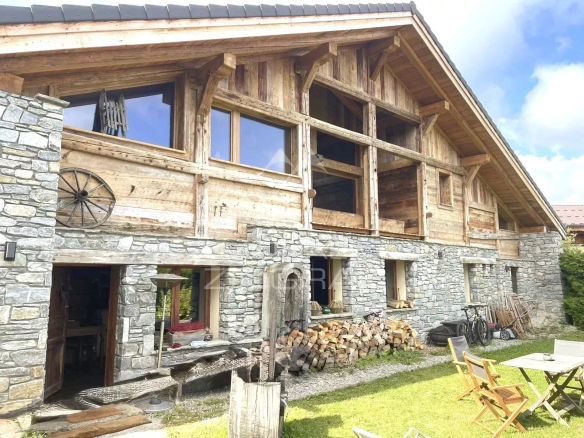 Renovated old farmhouse in Combloux – Panoramic view – Cathedral living room and eight bedrooms
