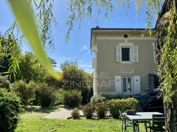 Maison bourgeoise avec orangerie, piscine, parc arboré, puits
