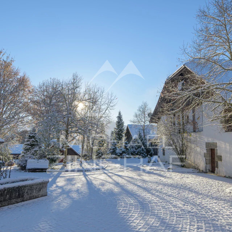 Chalet with building plot – Very close to the center of Megève on foot