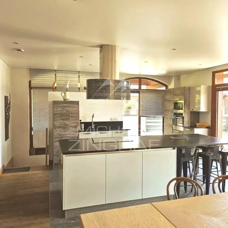 Charming renovated chalet near the town center – Views &amp; large garden