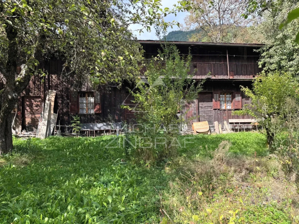 Petite ferme ancienne à rénover avec jardin à Praz-sur-Arly, vue sur les montagnes.