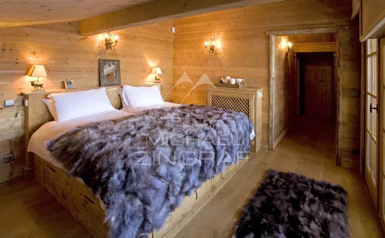 Chambre d'un chalet en bois avec lit double et décoration en bois, Megève