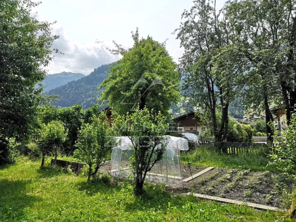 Petite ferme ancienne à rénover avec jardin à Praz-sur-Arly, vue sur les montagnes.