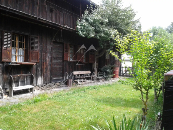 Petite ferme ancienne en bois avec jardin à Praz-sur-Arly.