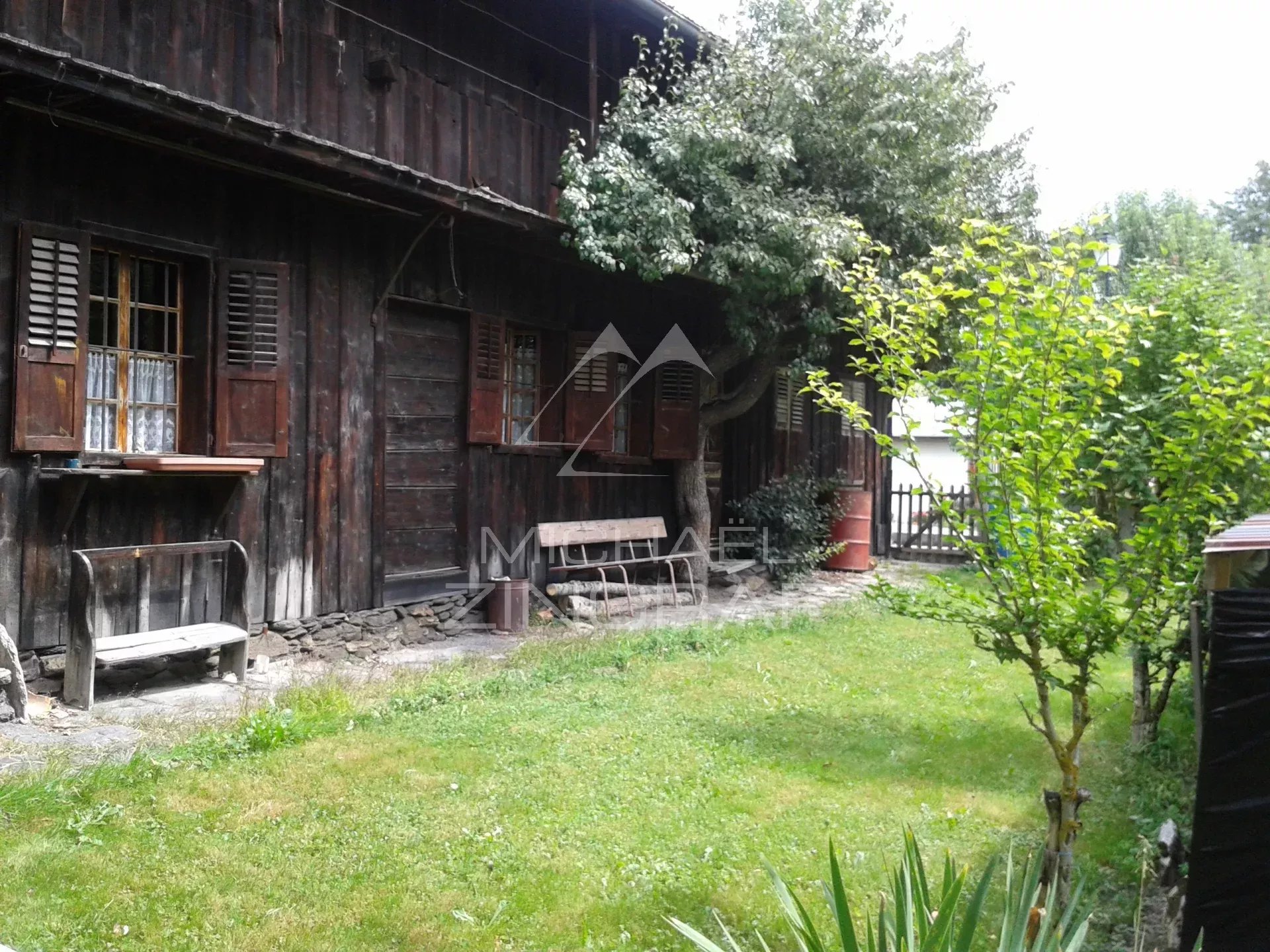 Petite ferme ancienne en bois avec jardin à Praz-sur-Arly.
