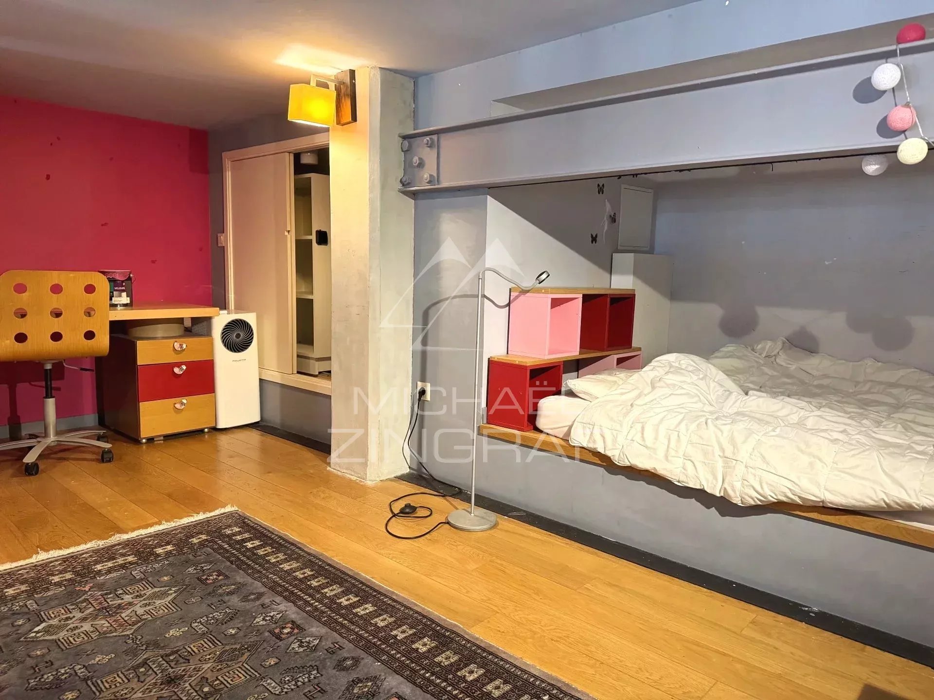 Room in a renovated loft in Lyon 6th district with desk and built-in bed.