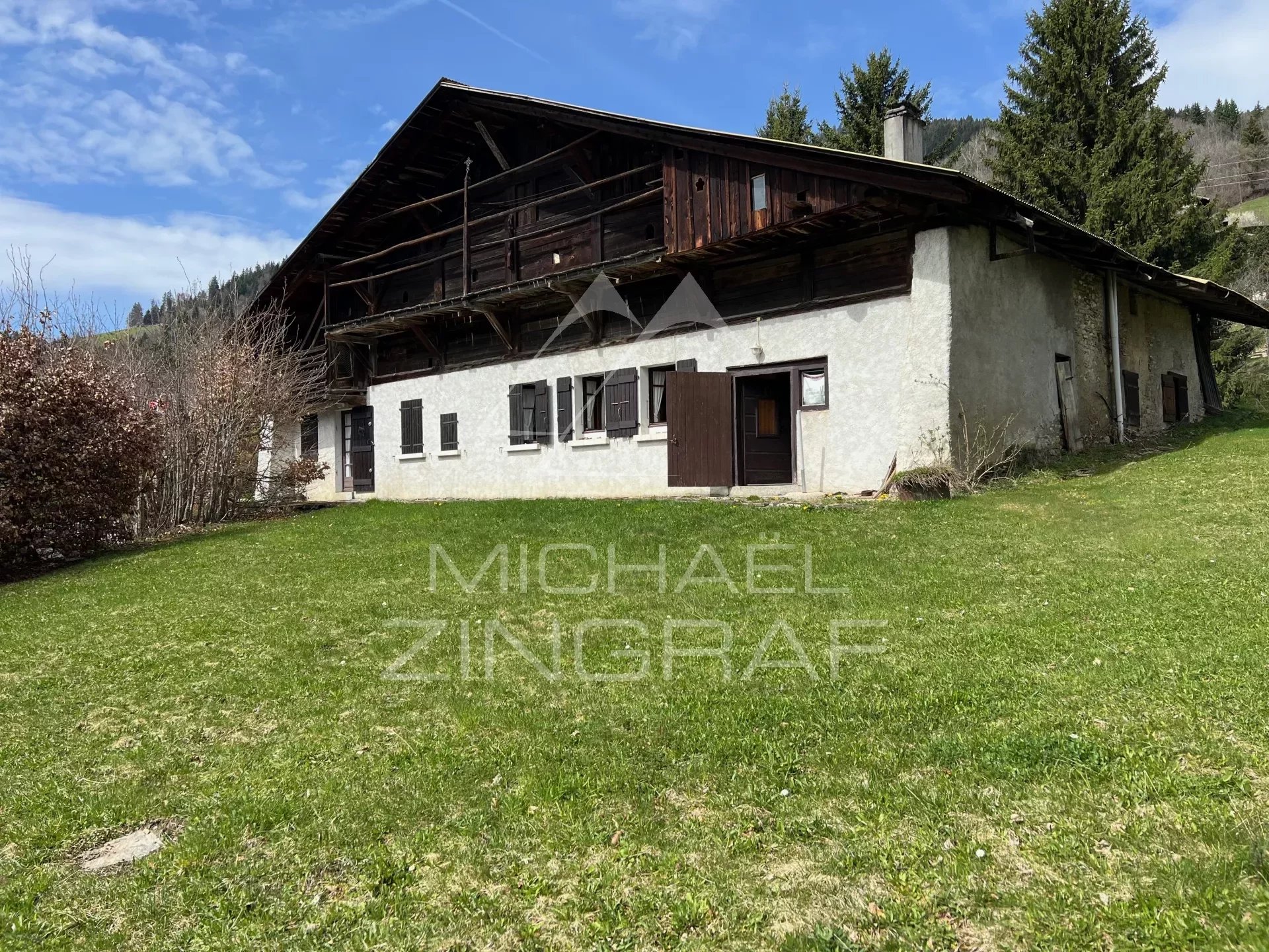 Old farmhouse to renovate with views of Mont Blanc, located in Megève, on a plot of 2400 m2.