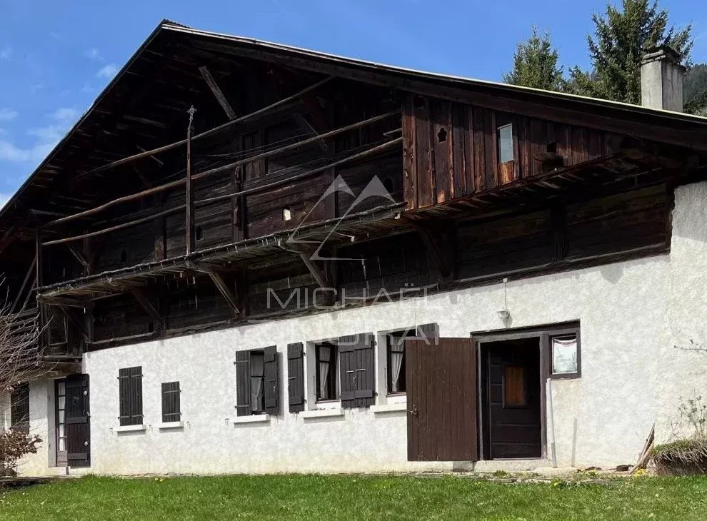 Old farmhouse to renovate with views of Mont Blanc in Megève, two levels and 2400 m2 of land.
