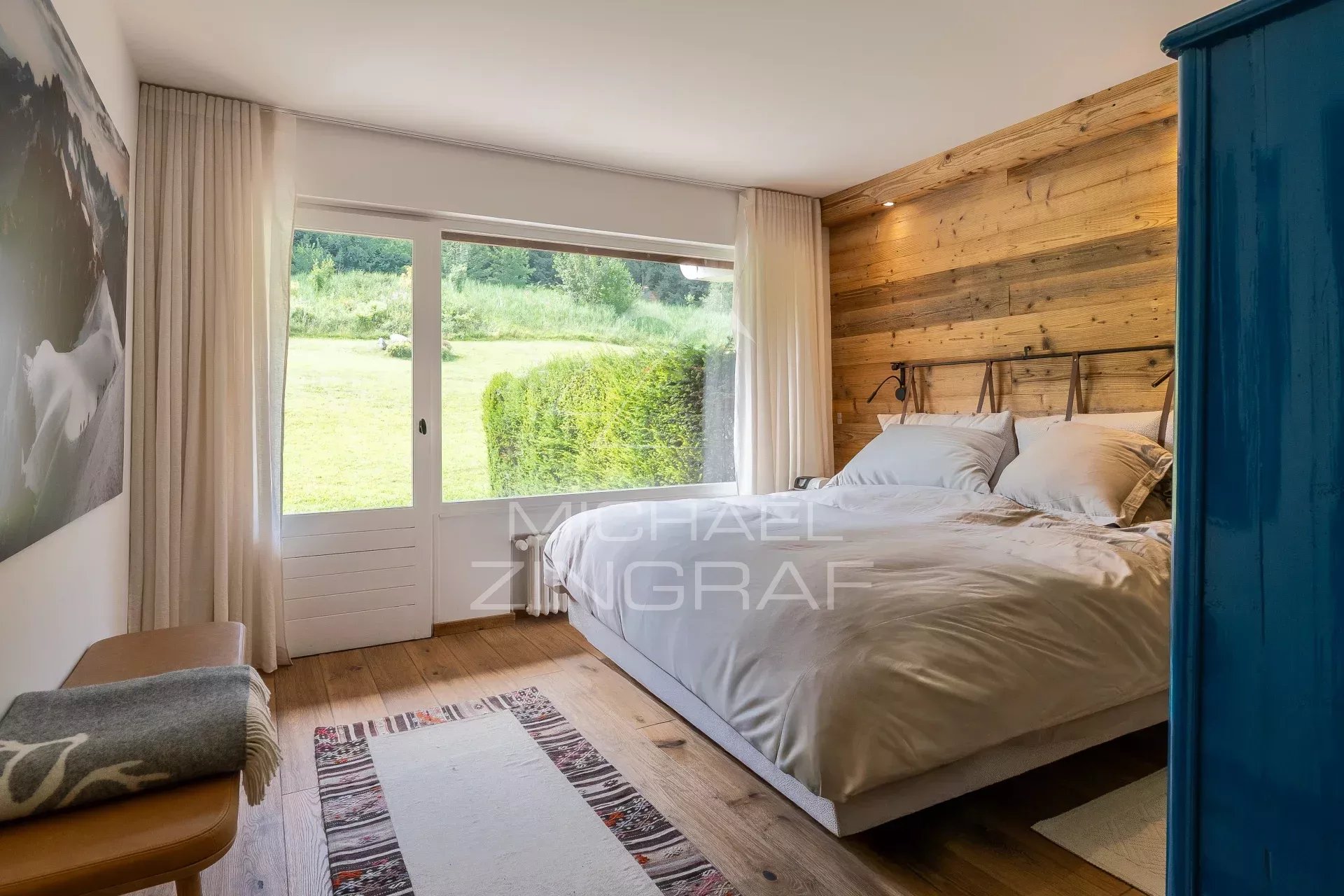 Chambre d’appartement rénové à Megève Chambre lumineuse d'un appartement rénové avec vue sur la nature à Megève.