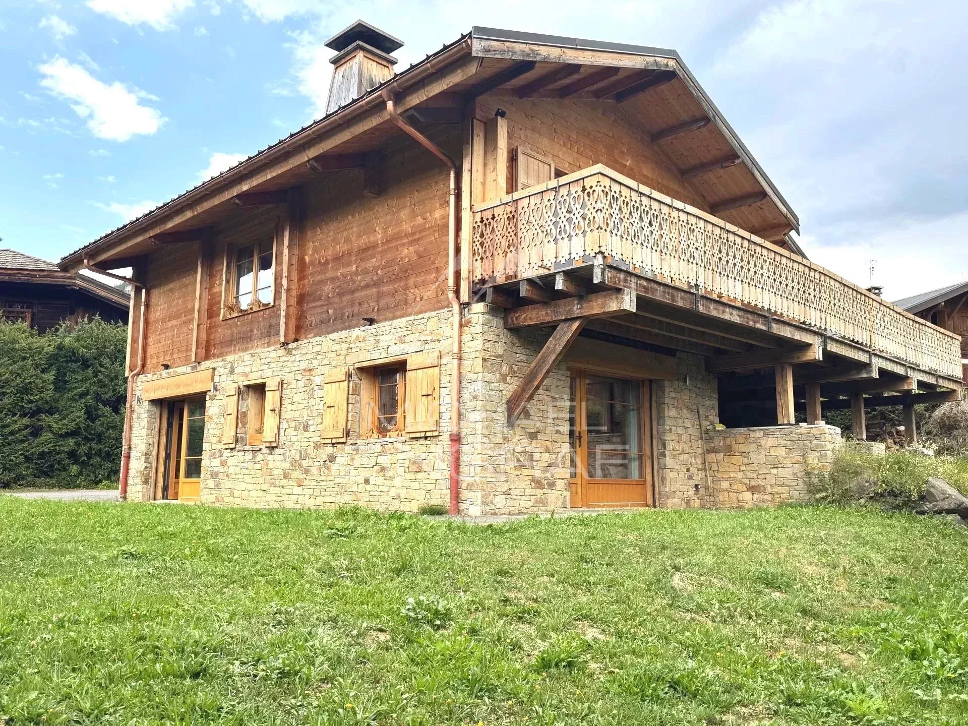 Renovated luxury chalet in Megève Renovated wooden and stone chalet in Megève, with balcony and garden.