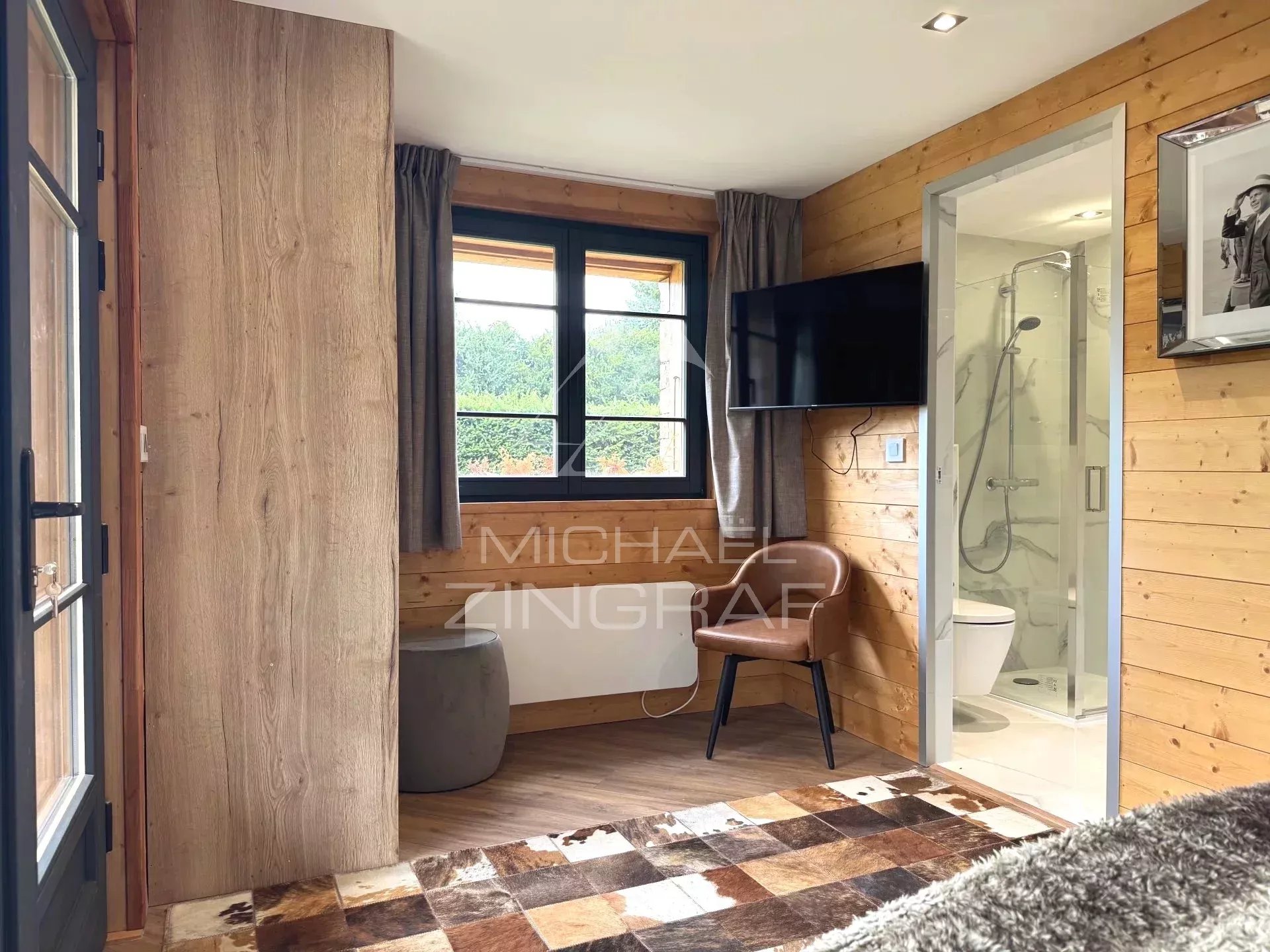 Room in a renovated chalet in Megève Room in a renovated chalet in Megève, with wood decor and en-suite bathroom.