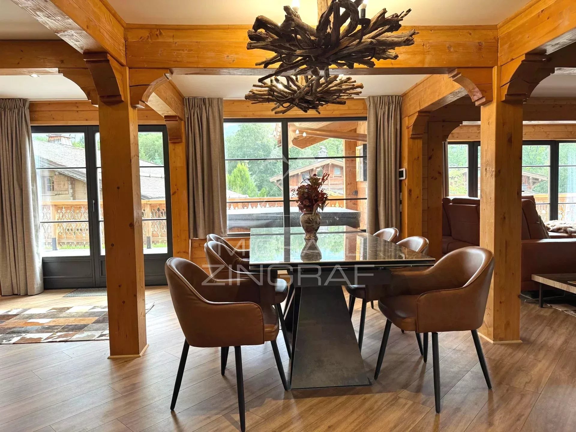 Renovated chalet in Megève Interior of a renovated chalet in Megève with an elegant dining room and wood finishes.