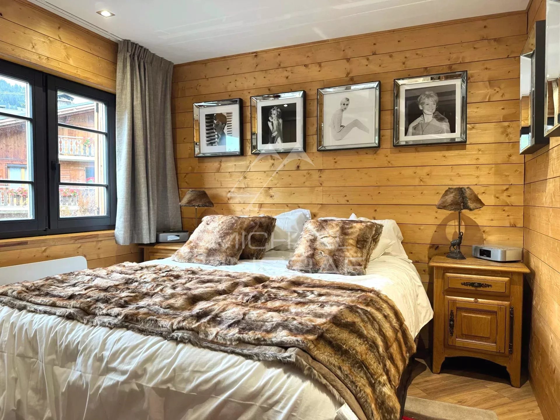 Prestige Chalet Room in Megève Room in a renovated chalet in Megève with wooden decor and a double bed