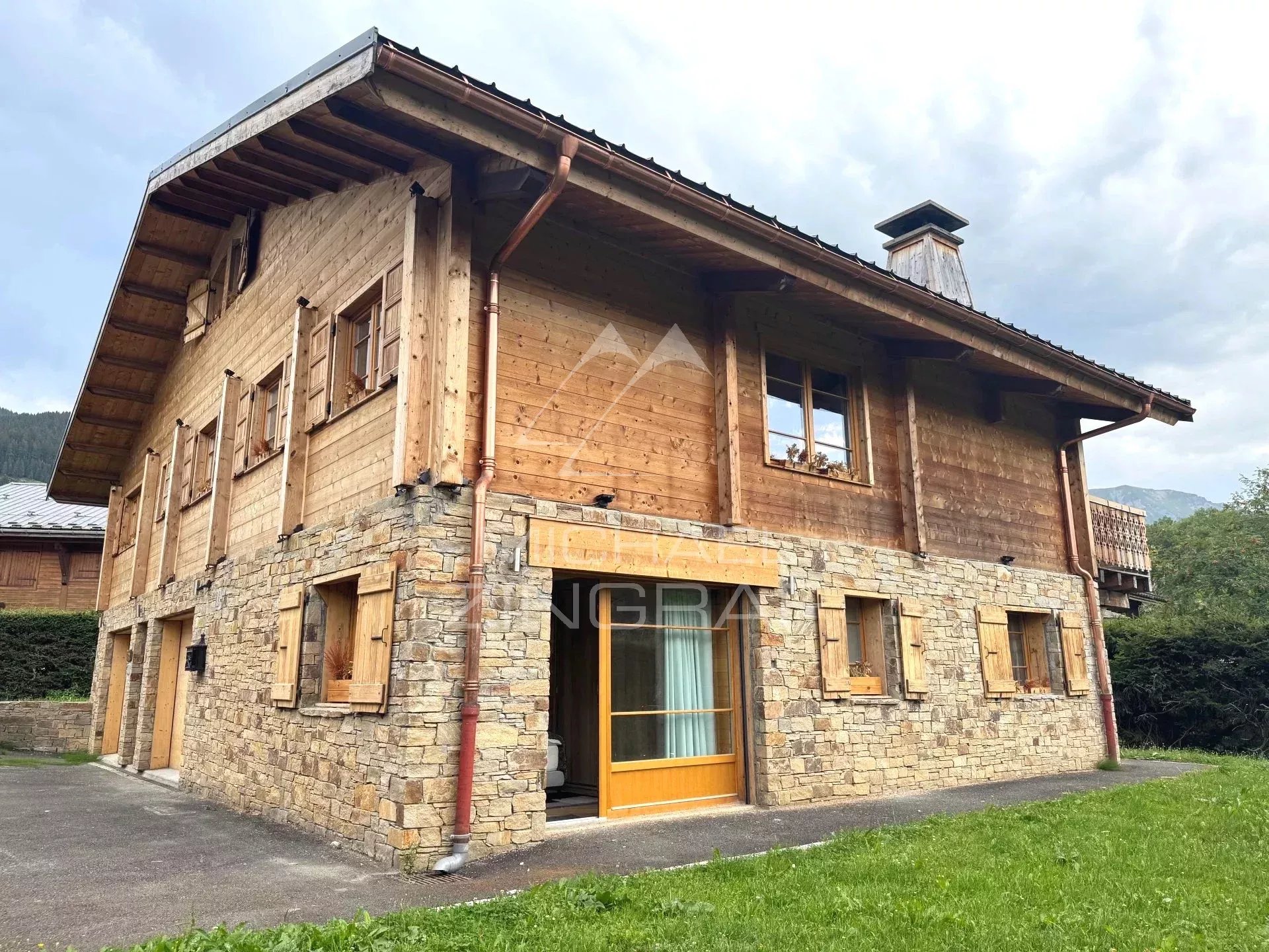 Prestige Chalet in Megève Renovated chalet in wood and stone in Megève, Mont d'Arbois, with windows and balcony.