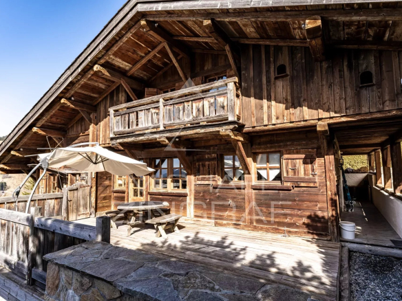 Chalet en vieux bois, calme, vue, proche du village à pied