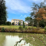 Belle maison bourgeoise du 18e dans un parc avec plan d’eau