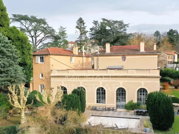 Maison bourgeoise avec orangerie, piscine, parc arboré, puits
