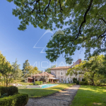 Castle with 4.1 ha park, body of water, swimming pool, dependence, tennis, stable.