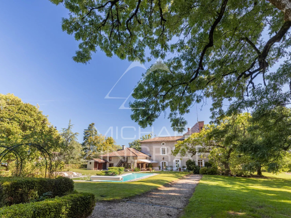 Château avec parc de 4,1 ha, plan d’eau, piscine, dépendance, tennis, écurie..