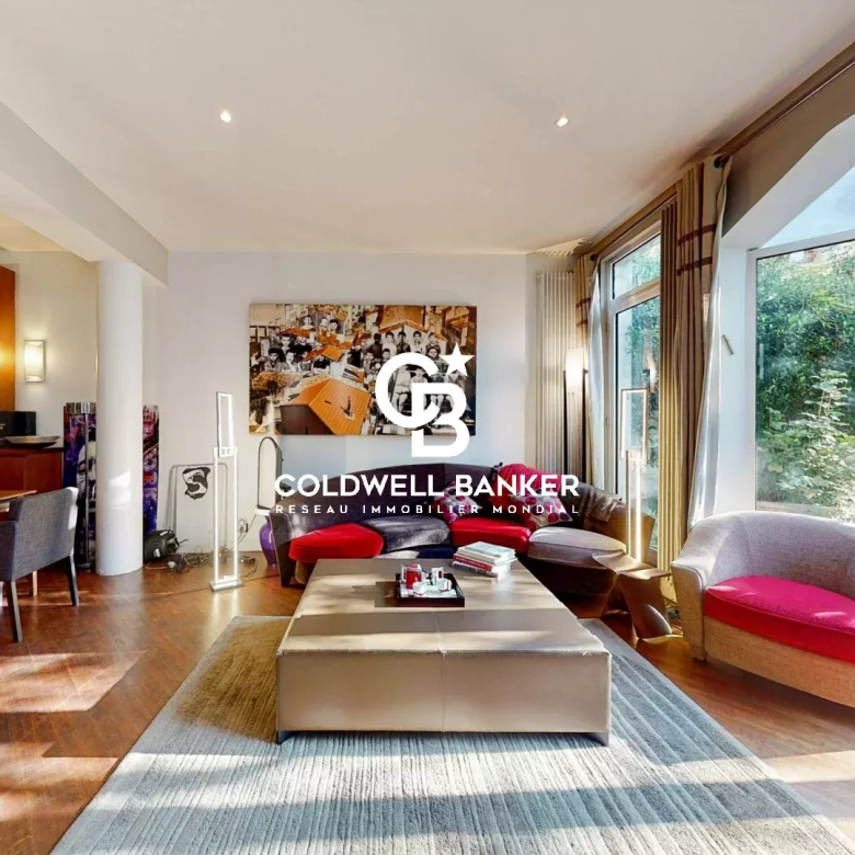 Belle demeure de 292m², de 1850, comme “la campagne dans la ville”,  avec toutes les commodités accessibles facilement !