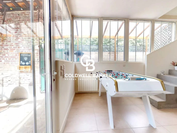 Belle demeure de 292m², de 1850, comme “la campagne dans la ville”,  avec toutes les commodités accessibles facilement !