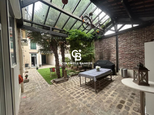 Beautiful house from 1850, 291m² with 9 rooms, “like the countryside in the city”, with all amenities nearby!