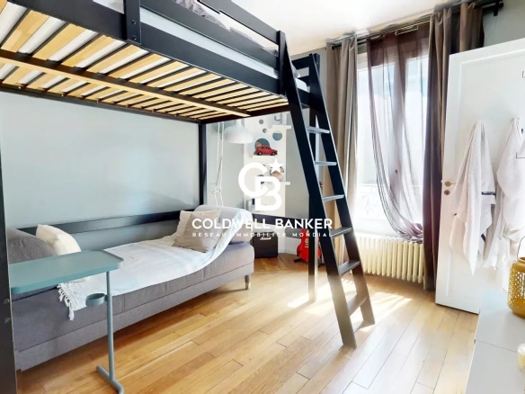Chambre d'une maison avec lit mezzanine et canapé, décoration moderne.