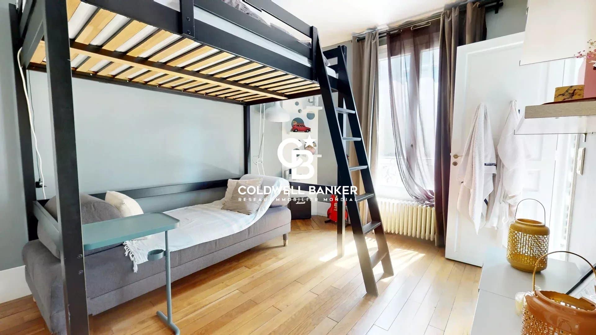 Chambre d'une maison avec lit mezzanine et canapé, décoration moderne.