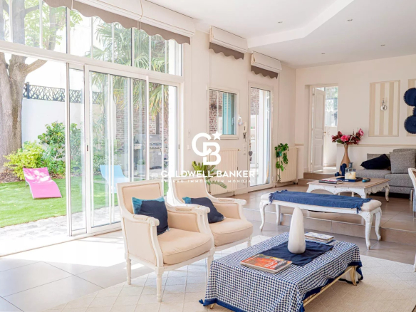 Bright interior of a characterful house in Suresnes, with a living room and a visible garden.